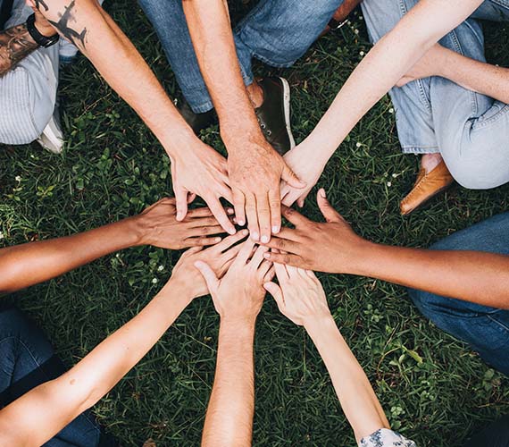 les gens se tenant les mains